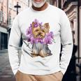 花を持つヨークシャー テリア 長袖tシャツ 長袖Tシャツ 高齢者への贈り物