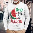 面白いスイカ ハワイのビーチでの休暇 メロンの中のかわいいもの 長袖Tシャツ 高齢者への贈り物