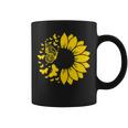 ひまわりと蝶のシルエット、自然の調和。 コーヒーマグ