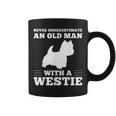 ウェスティ・ドッグを飼っている老人を決して過小評価しないでください コーヒーマグ