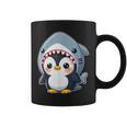 サメのコスチュームを着た面白いペンギン コーヒーマグ