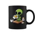 トーストに目玉焼きを食べるエイリアン コーヒーマグ