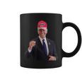 バイデンはトランプの帽子をかぶっています 2024 コーヒーマグ