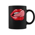 赤い唇を舐めるロックンロールグラフィック。 コーヒーマグ