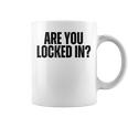 Are You Locked In モチベーションを高めるオールキャップブラックテキストデザイン コーヒーマグ