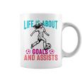 Life's About Goals And Assists サッカー 面白いサッカー選手 コーヒーマグ