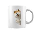 かわいい日本の秋田犬が角をのぞく犬好き。 コーヒーマグ