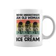 アイスクリームを持った老婆を決して過小評価しない コーヒーマグ