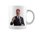 トランプの帽子をかぶったバイデンの陽気なグラフィック 長袖tシャツ コーヒーマグ