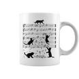 音楽譜上の遊ぶ猫のシルエットデザイン ピアノ音符 遊び心のある猫 猫 ジョーク かわいい 動物好き ギャグ好き コーヒーマグ