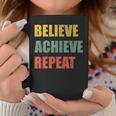 Believe Achieve Repeat Motivational Ambition Inspiration コーヒーマグ 面白い贈り物