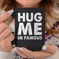 Hug Me I'm Famous ファニーハガー コーヒーマグ 面白い贈り物