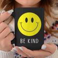 Be Kind かわいい イエロー スマイル フェイス シャツ スマイル フェイス ハピネス コーヒーマグ 面白い贈り物