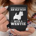 ウェスティ・ドッグを飼っている老人を決して過小評価しないでください コーヒーマグ 面白い贈り物