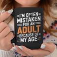 年齢のせいでよく大人と間違われる コーヒーマグ 面白い贈り物