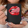 赤い唇を舐めるロックンロールグラフィック。 コーヒーマグ 面白い贈り物