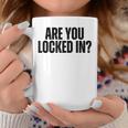 Are You Locked In モチベーションを高めるオールキャップブラックテキストデザイン コーヒーマグ 面白い贈り物