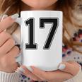 【バックプリント・背中側】17 数字 背番号 ユニフォーム ナンバー【ブラック／黒の文字】スポーツ 野球 サッカー 部活 コーヒーマグ 面白い贈り物