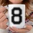 【バックプリント・背中側】8 数字 背番号 ユニフォーム ナンバー【ブラック／黒 の文字】スポーツ 練習着 部活 コーヒーマグ 面白い贈り物