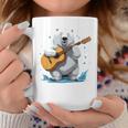 アコースティックギターを弾くクマ、ベアギタリスト 長袖tシャツ コーヒーマグ 面白い贈り物