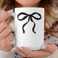 タンサンドベージュにかわいいブラックリボンリボンの美的 コーヒーマグ 面白い贈り物
