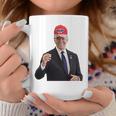 トランプの帽子をかぶったバイデンの陽気なグラフィック 長袖tシャツ コーヒーマグ 面白い贈り物