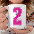 ピンク色背番号 2 チーム短大スポーツピンク色背番号付きユニフォーム コーヒーマグ 面白い贈り物