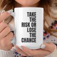 リスクを取るか、チャンスを失うか大胆なモチベーションウェア。 コーヒーマグ 面白い贈り物