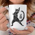 太極拳の練習をしている陽気な猫 陰陽 コーヒーマグ 面白い贈り物