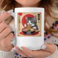 背中にラーメンを食べる緑色の目を持つ日本猫のデザイン。 コーヒーマグ 面白い贈り物