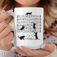 音楽譜上の遊ぶ猫のシルエットデザイン ピアノ音符 遊び心のある猫 猫 ジョーク かわいい 動物好き ギャグ好き コーヒーマグ 面白い贈り物