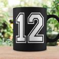 12番の前面と背面にホワイトのプリント。 コーヒーマグ ギフトのアイデア