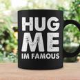 Hug Me I'm Famous ファニーハガー コーヒーマグ ギフトのアイデア