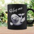 Hug Me ベルーガ アートデザイン 可愛い おしゃれ 動物 シロイルカ シロクジラ コーヒーマグ ギフトのアイデア