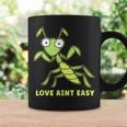 Love Ain't Easy カマキリ ユーモア 昆虫 恋人 ジョーク コーヒーマグ ギフトのアイデア