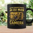 Never Underestimate An Old Man With A Camera レトロ ヴィンテージ コーヒーマグ ギフトのアイデア