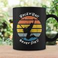 Rock 'N' Roll Never Die Rock 'N' Roll Never Dies デザイン コーヒーマグ ギフトのアイデア