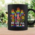 We Are All Human レインボー Lgbt Lgbtq トランスジェンダー ハンドフラワー コーヒーマグ ギフトのアイデア