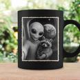 アライグマとエイリアンセルフィー、Ufo&地球写真、面白いエイリアン コーヒーマグ ギフトのアイデア