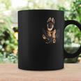 アルザス愛好家のためのポケットに入った面白いジャーマンシェパード コーヒーマグ ギフトのアイデア