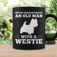 ウェスティ・ドッグを飼っている老人を決して過小評価しないでください コーヒーマグ ギフトのアイデア
