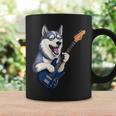 エレキギターを弾く面白いシベリアンハスキー犬ミュージシャン コーヒーマグ ギフトのアイデア