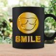 ゴールデン スマイル（フェイク ゴールド風）スマイリー フェイス ニコニコ 笑顔 サングラス 面白い 色 コーヒーマグ ギフトのアイデア
