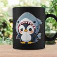 サメのコスチュームを着た面白いペンギン コーヒーマグ ギフトのアイデア