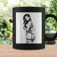 セクシーガールグラフィックtシャツ セクシーブルネットピンナップガール B&W コーヒーマグ ギフトのアイデア