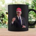バイデンはトランプの帽子をかぶっています 2024 コーヒーマグ ギフトのアイデア