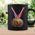 優勝者の学校チームとチャンピオンのための金メダル。 コーヒーマグ ギフトのアイデア