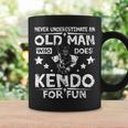 楽しみのために剣道をする老人を決して過小評価しないでください。 コーヒーマグ ギフトのアイデア