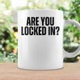Are You Locked In モチベーションを高めるオールキャップブラックテキストデザイン コーヒーマグ ギフトのアイデア
