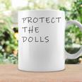 Protect The Dolls。 コーヒーマグ ギフトのアイデア